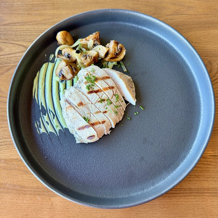 Б Стейк из куриной грудки и шампиньонами